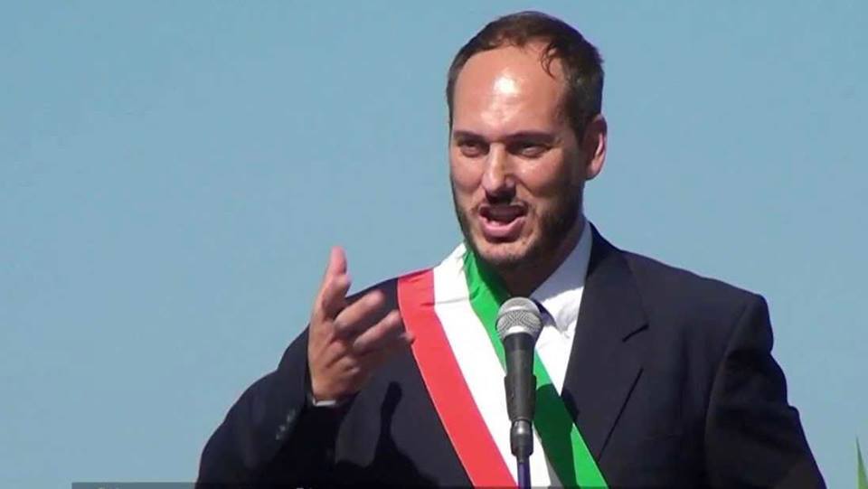 Monte di Procida, il sindaco Pugliese replica a Di Cupillo: "Grazie a chi ha salvato i lastroni. Disgustato da chi invece di dare una mano fotografa per finti scoop"