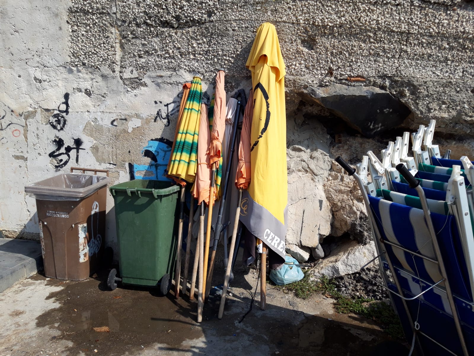 Pozzuoli, sequestrati lettini ed ombrelloni. Due denunce per abbandono di rifiuti