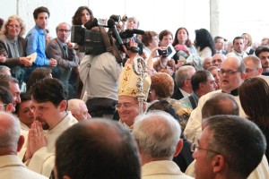Monsignor Pascarella entra nella Cattedrale