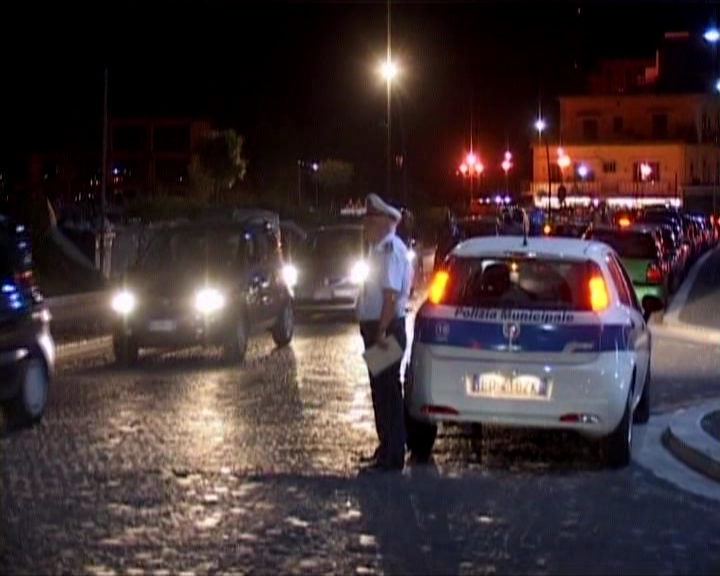 POZZUOLI/ Chiuso per 5 giorni un bar in via Sacchini per occupazione abusiva di suolo pubblico