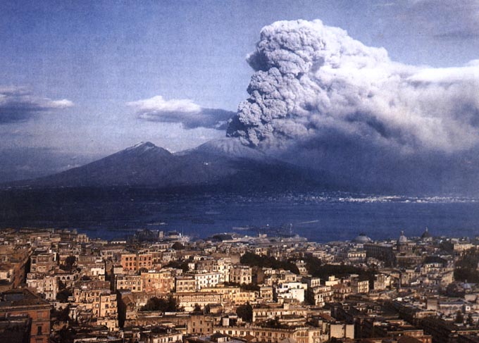 Campi Flegrei e Vesuvio, rischio ed emergenza: la nuova “zona rossa”