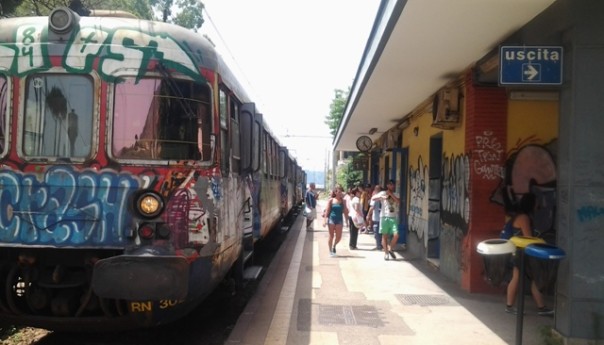Cumana-treno-in-stazione-ad-Arco-Felice-604x345