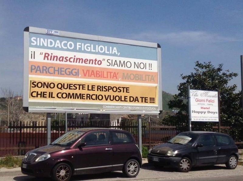 Uno dei manifesti fatti affiggere dai commercianti del centro storico di Pozzuoli