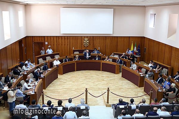 Pozzuoli, Consiglio Comunale al completo