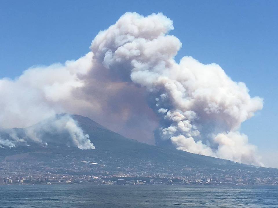 Vesuvio, incendi minano il grande vulcano e i comuni alle pendici