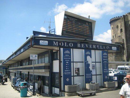 Molo Beverello, turista tedesca ubriaca si denuda e morde medico del 118