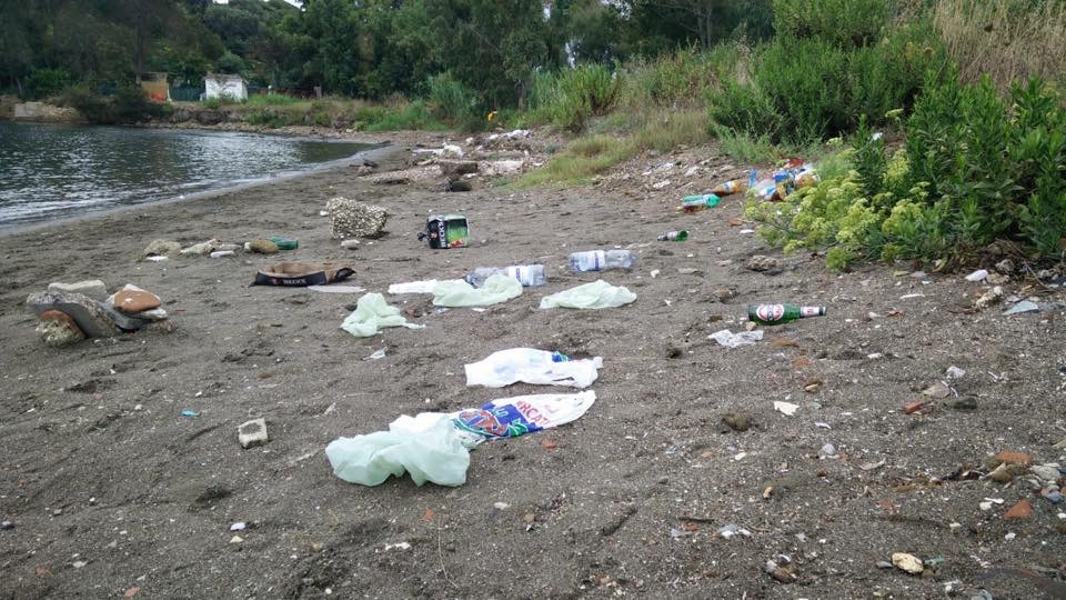 Discarica di rifiuti nella rada di Miseno dopo i falo’ di Ferragosto, la rabbia dei residenti