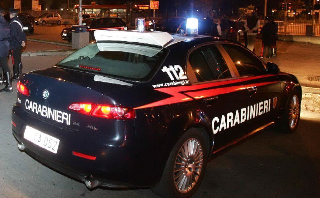 Licola, prostituta rapinata e scaraventata dall’auto in corsa: arrestato un 46enne