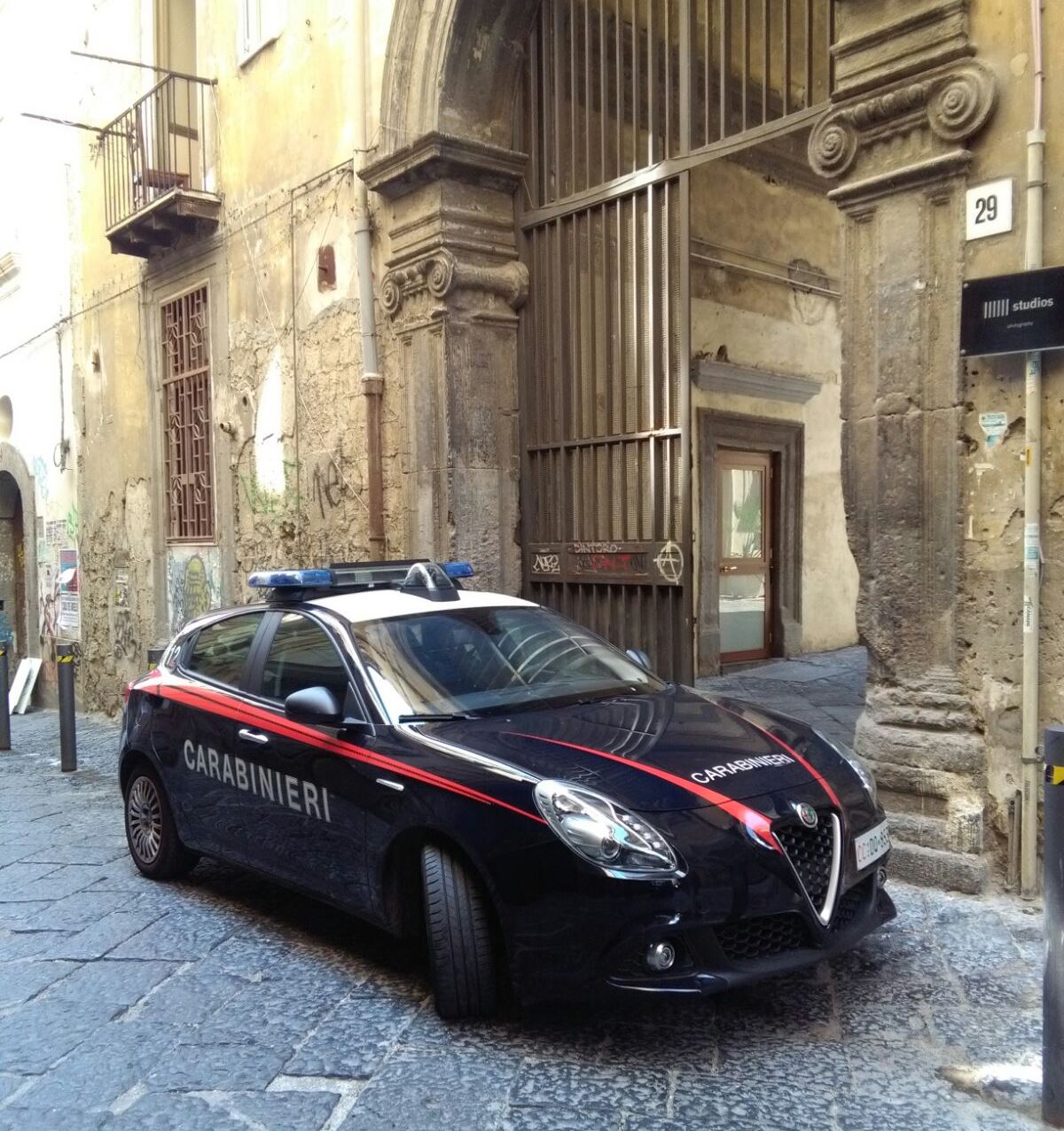 Napoli, aggredisce la madre settantenne con calci e pugni: arrestato