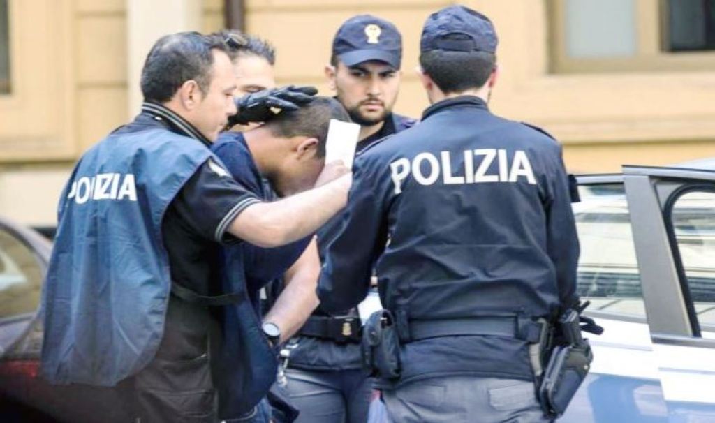 Napoli, arrestati due extracomunitari per una rapina a due turisti francesi