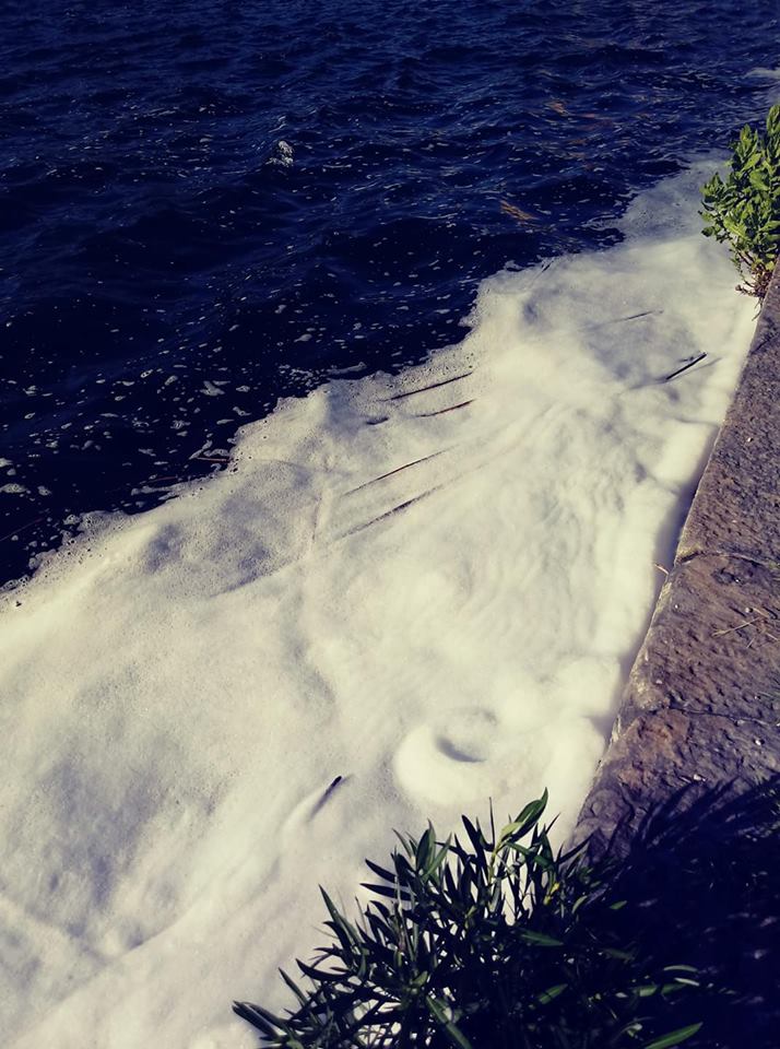 Schiuma bianca nel lago d’Averno: fenomeno naturale o inquinamento?