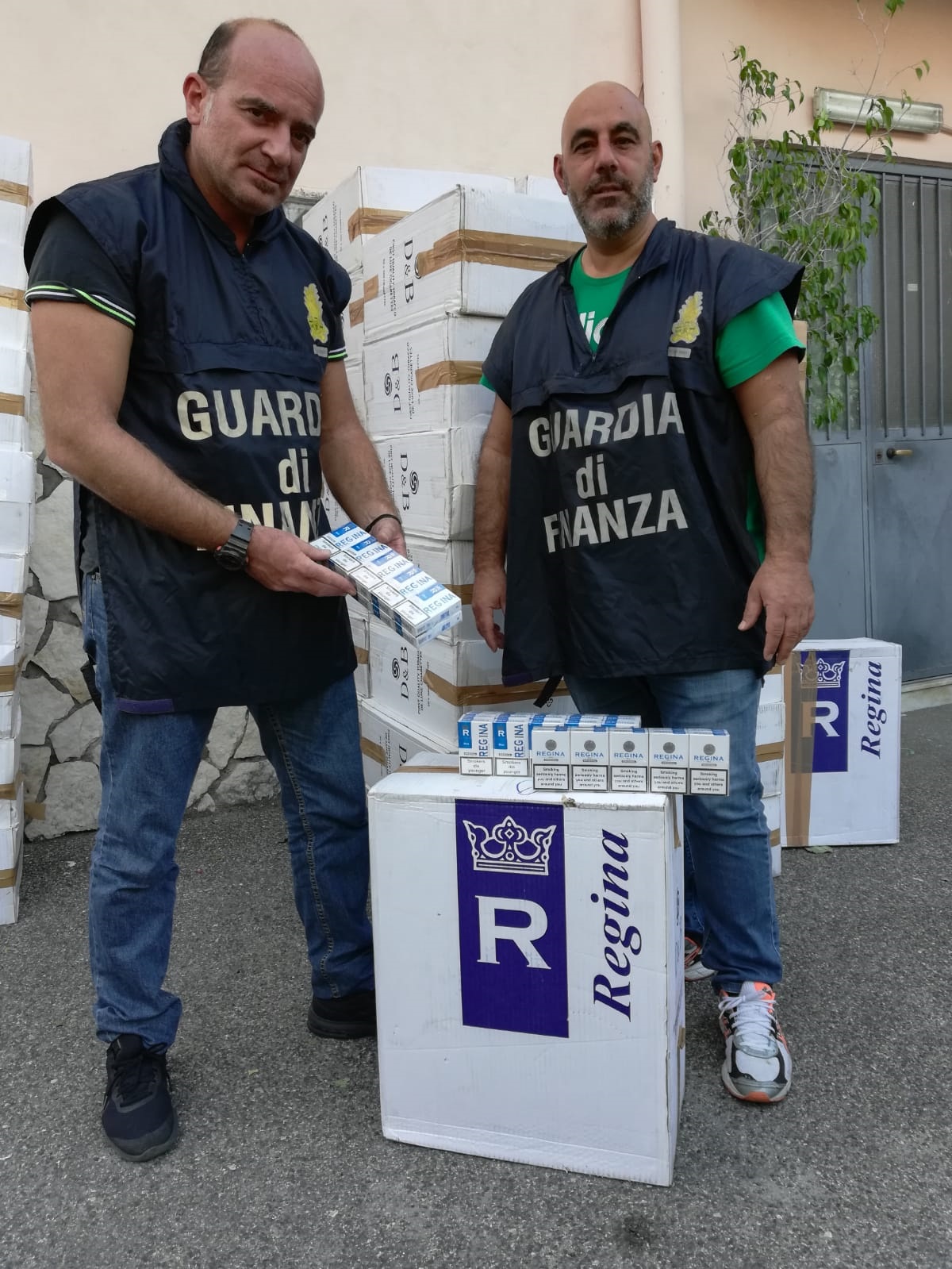 Pozzuoli, la Finanza arresta due contrabbandieri e sequestra 2 tonnellate di sigarette