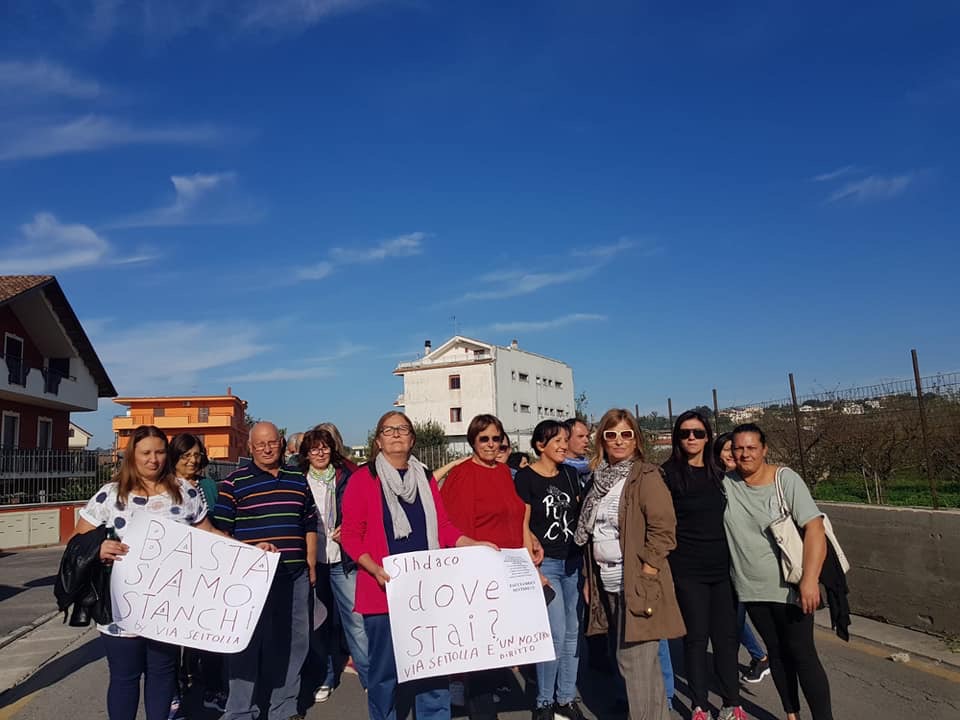 Quarto, protesta dei residenti di via Seitolla. “Siamo stanchi dei problemi alla strada”