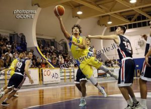 Virtus, Nicola Longobardi a canestro
