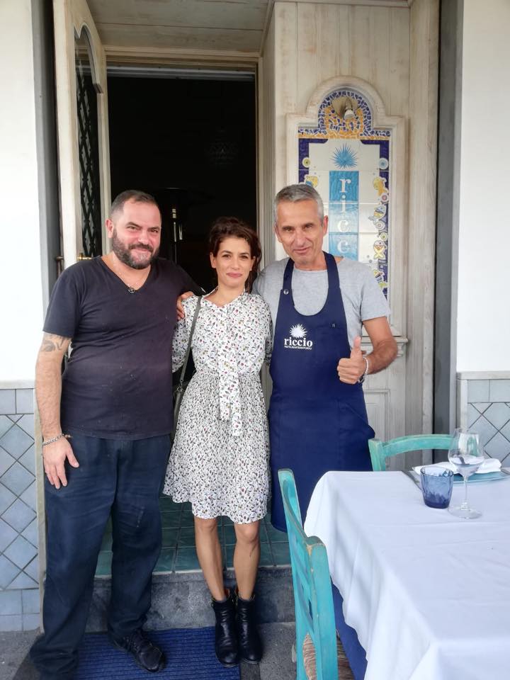 L’attrice Giulia Michelini, alias Rosy Abate, a pranzo sul porto di Baia