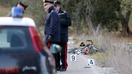 Varcaturo, investe 3 ciclisti e fugge: uno muore. Arrestato in una carrozzeria!|Gallery