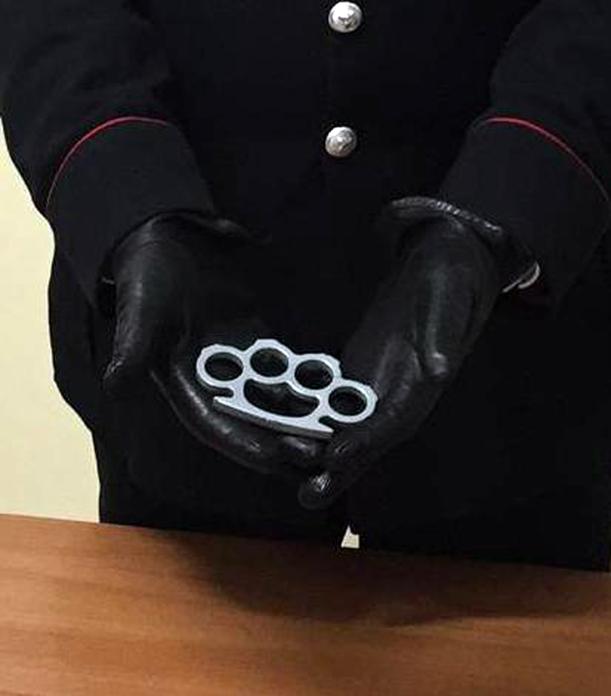 Quarto, carabinieri trovano tirapugni addosso ad uno studente minorenne