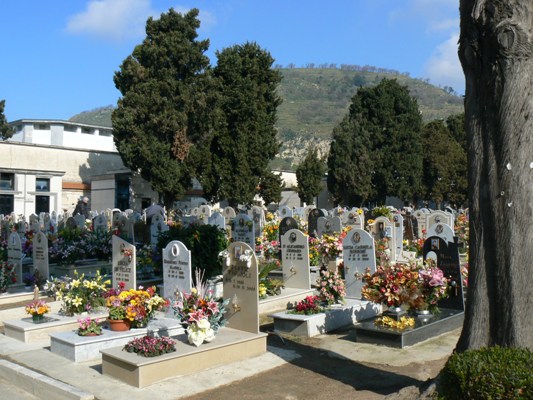 Abuso edilizio al cimitero di Pozzuoli, trasforma tomba in cappella: il comune lo diffida ad abbattere