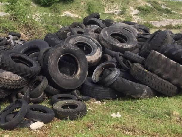 Discarica con oltre 500 pneumatici: sanzionato un gommista di Licola