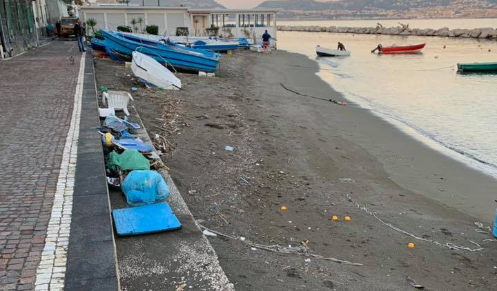 Bacoli, la spiaggia dei rifiuti e della vergogna a Marina Grande|Gallery