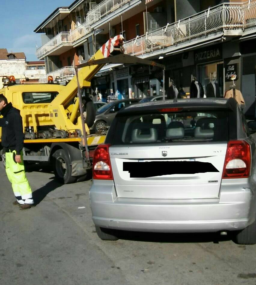 Quarto, task force dei vigili: multe e rimozione forzata di auto in via Campana