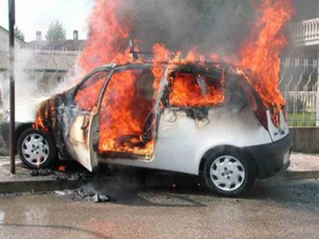 LICOLA/ Rissa tra immigrati, incendiati un auto e una moto: paura tra la gente