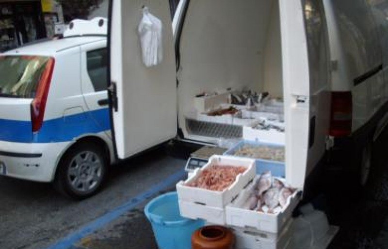 POZZUOLI/ Prodotti ittici andati a male, sequestro e sanzioni tra via Napoli e Bagnoli