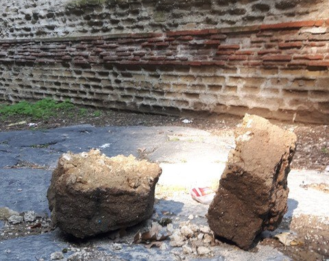 POZZUOLI/ Distacco di due massi di tufo dal monumento di Arco Felice Vecchio