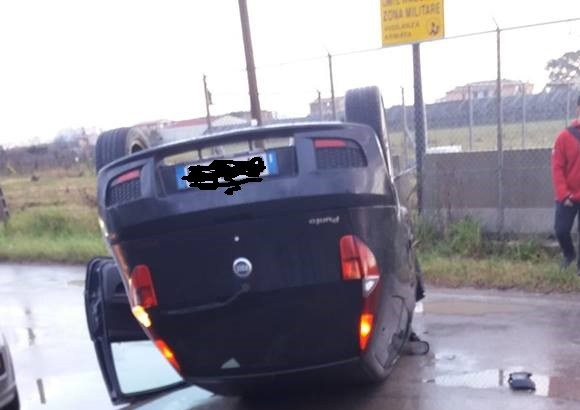 LAGO PATRIA/ Auto si ribalta dopo un pauroso incidente in via Madonna del Pantano