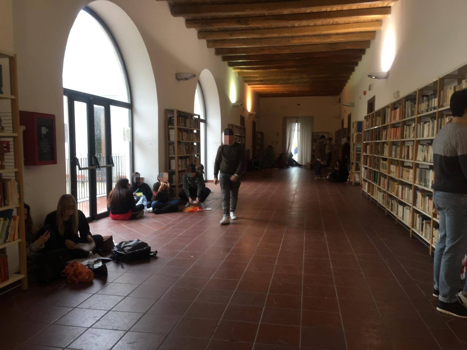 POZZUOLI/ “Pochi posti a sedere, ragazzi costretti a studiare per terra nella biblioteca di Palazzo Toledo”