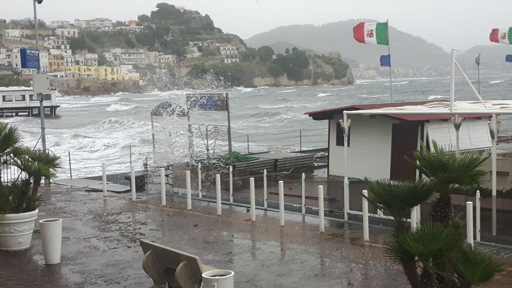 Campi Flegrei: piogge, vento forte e mare agitato a Pasquetta