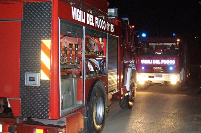 QUARTO/ Violento incendio nella notte distrugge 2 auto in un parco e sveglia tutti i condomini