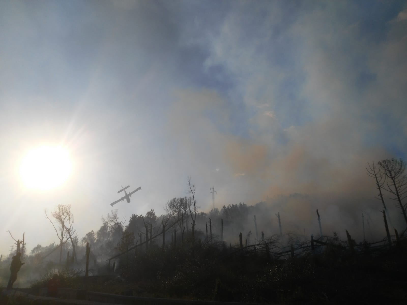 Incendio Montenuovo, canadir in azione: residenti lasciano le case