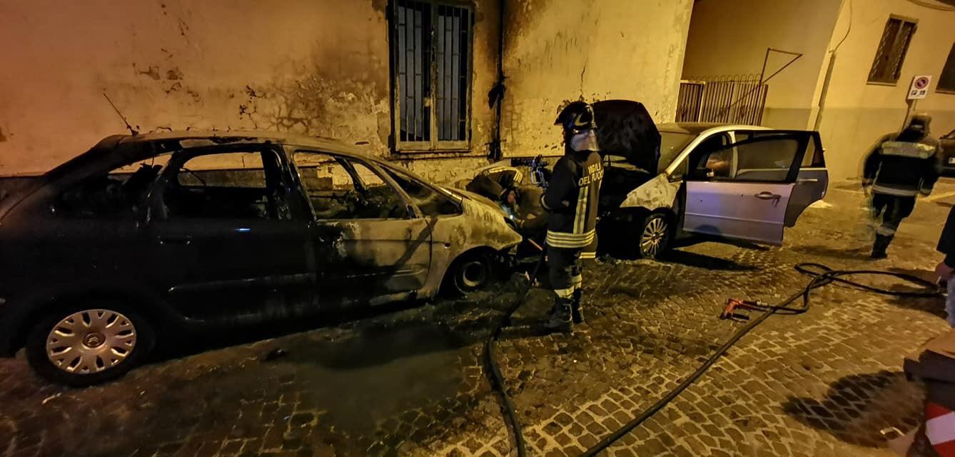 POZZUOLI/ Due auto distrutte da un incendio in via Fatale alle 5 del mattino|Gallery