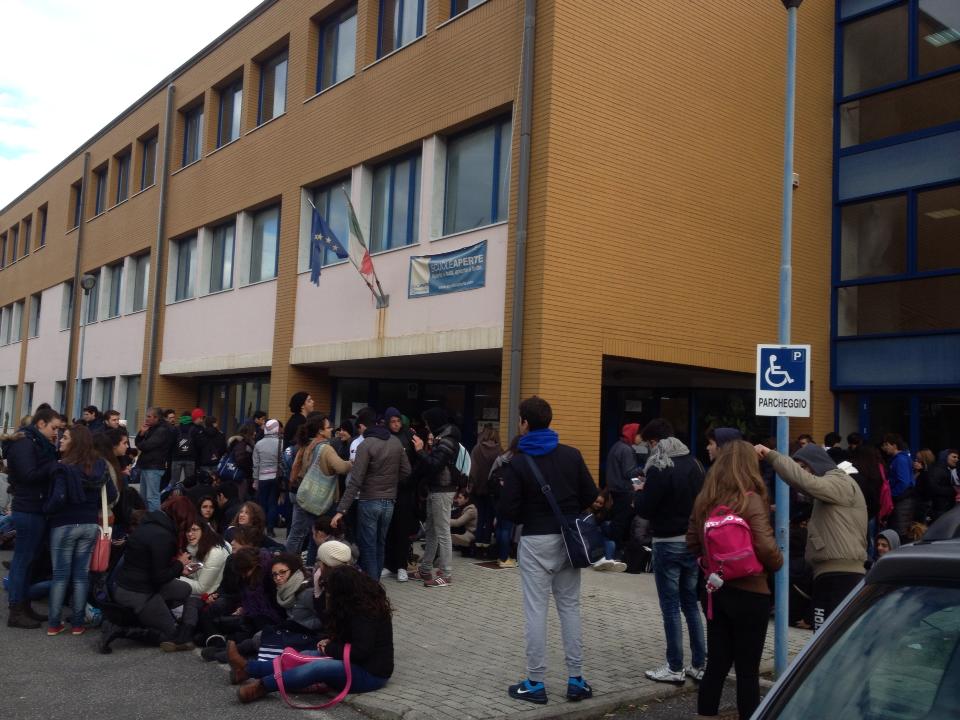 BACOLI/ Liceo Seneca, lezioni sospese questo lunedì dopo l’atto vandalico: riaprirà martedì