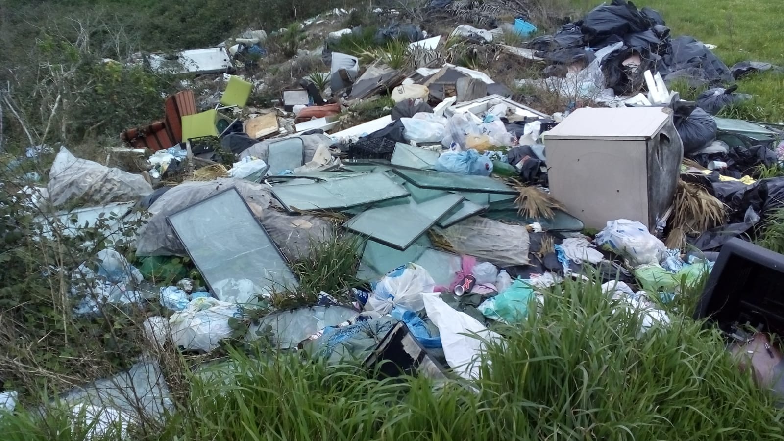 VARCATURO/ Discarica illegale di rifiuti speciali scoperta da un drone: denunciata una 64enne