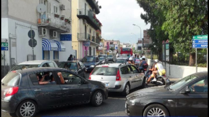 Traffico e lunga coda di auto da Miliscola a Lucrino: “Colpa della rotonda Cavani, va eliminata”