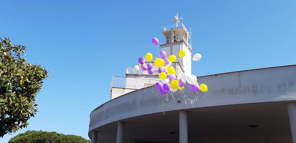 Palloncini colorati in cielo, l’ultimo saluto di Bacoli a Karol Grande