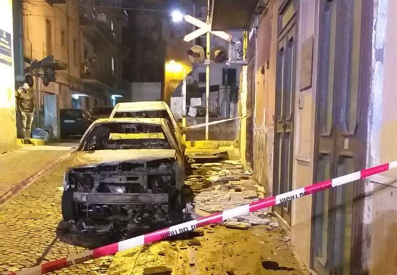 POZZUOLI/ Incendio nella notte sveglia i residenti ai Cappuccini: distrutte 2 auto