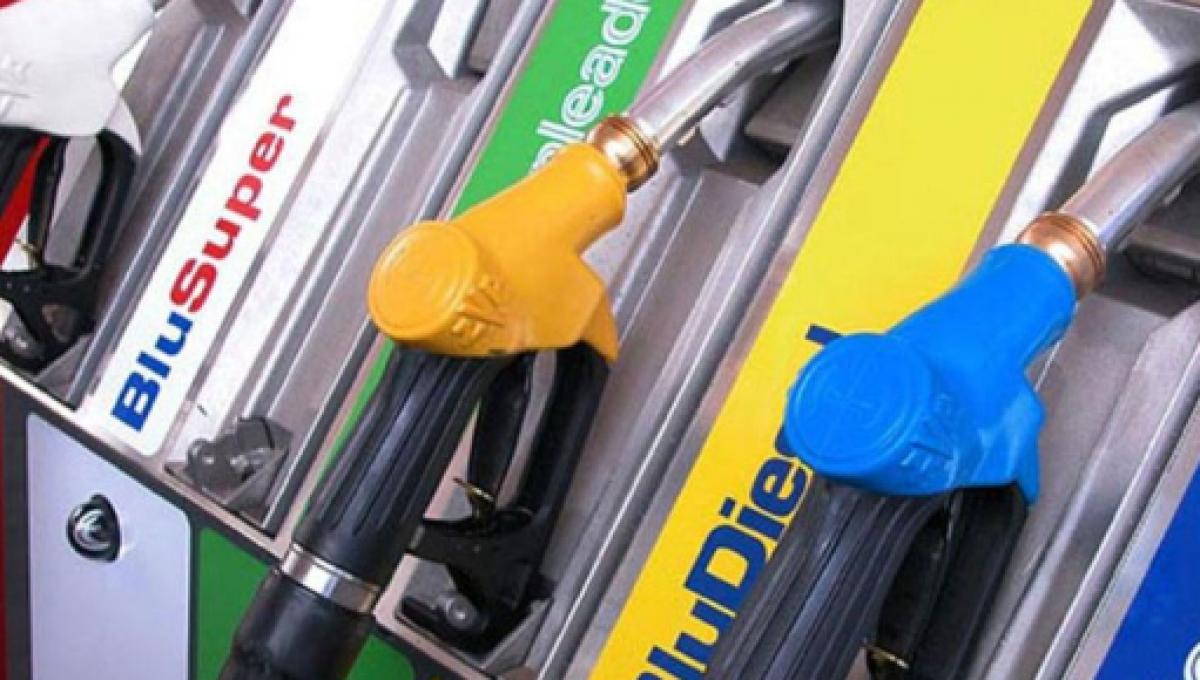 VARCATURO/ Fa 10 euro di benzina non paga e scappa, denunciato intestatario di 900 veicoli