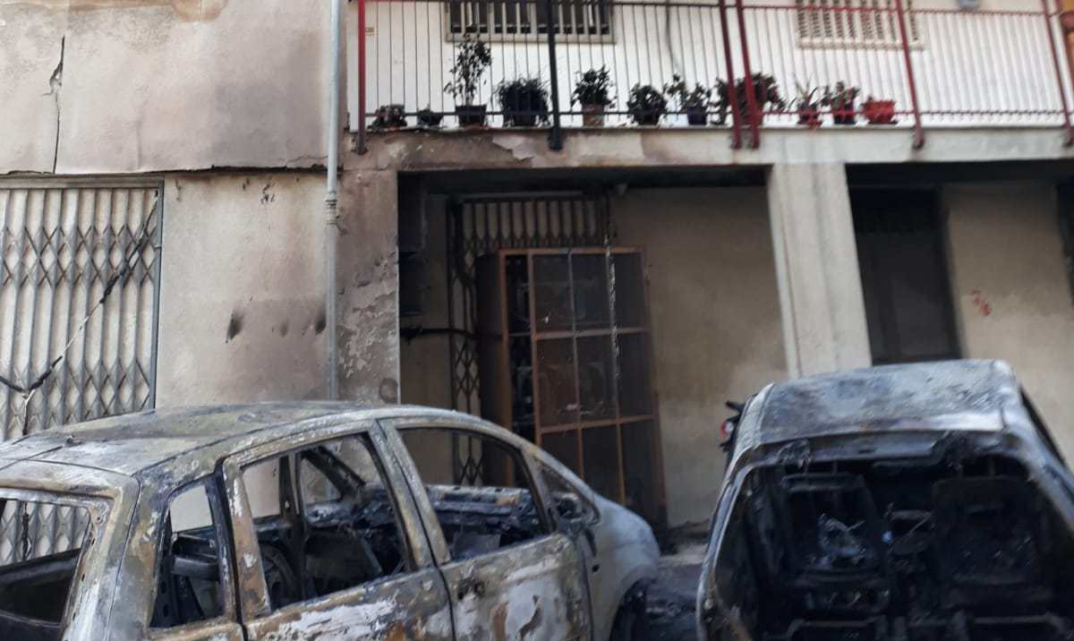 MONTERUSCIELLO/ Terrore nella notte, incendio distrugge 3 auto e esterno di un palazzo|FOTO