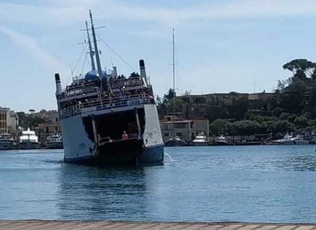 Traghetto “Don Peppino” arriva inclinato a Ischia, era partito da Pozzuoli: capitaneria apre indagine