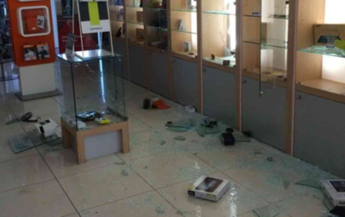 QUARTO/ Furto in un negozio di telefonia in via Pietrabianca: ladri portano via incasso e cellulari