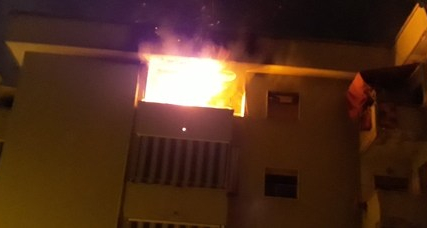 POZZUOLI/ Terrore al Rione Toiano, incendio distrugge appartamento: pompieri sgomberano palazzo