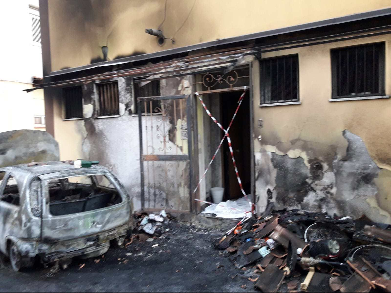 POZZUOLI/ Incubo nella notte alle Reginelle: incendio distrugge 2 auto e la parte esterna di una casa