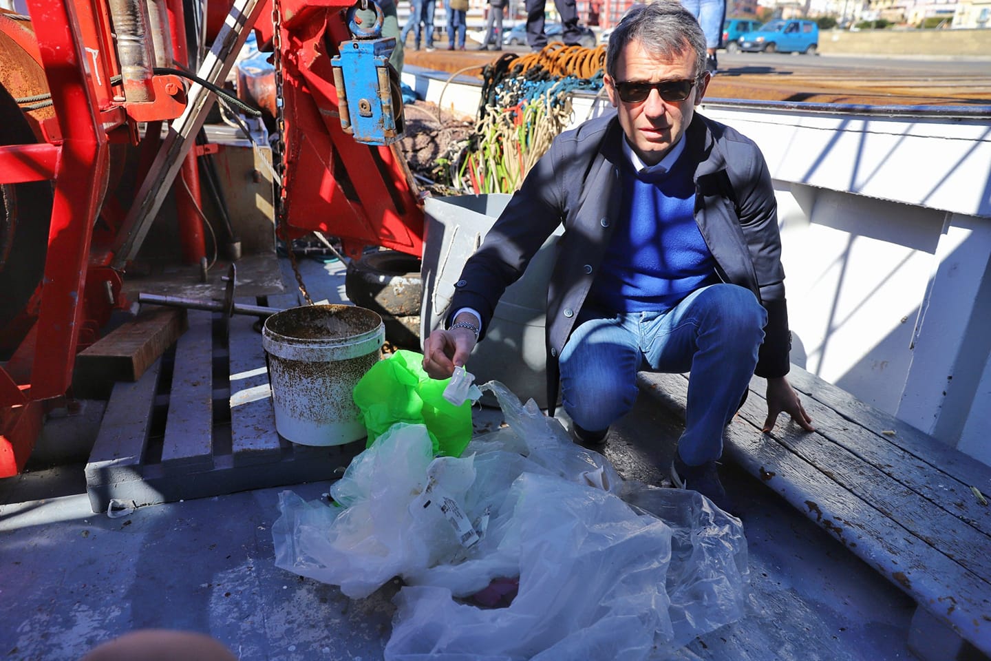 POZZUOLI/ Il Ministro Costa su una barca nel Golfo: “I pescatori ci hanno detto che pescano i pesci nella plastica”