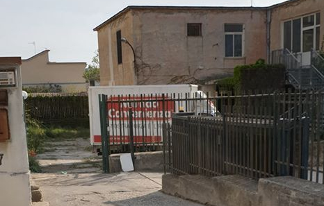BACOLI/ “L’area dell’ex scuola Plinio il Vecchio usata come parcheggio e deposito materiali”