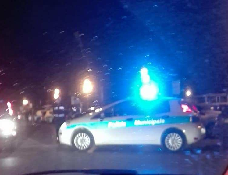 QUARTO/ Incidente frontale in via Pisani, conducente incastrato in una Smart: strada chiusa al traffico