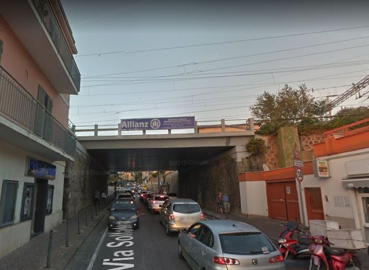 POZZUOLI/ Verifiche urgenti al ponte della Metro, senso unico alternato mercoledì in via Solfatara