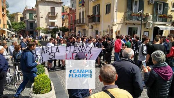 POZZUOLI/ Tensioni e lancio di uova in piazza della Repubblica tra giovani della Lega e Centri Sociali